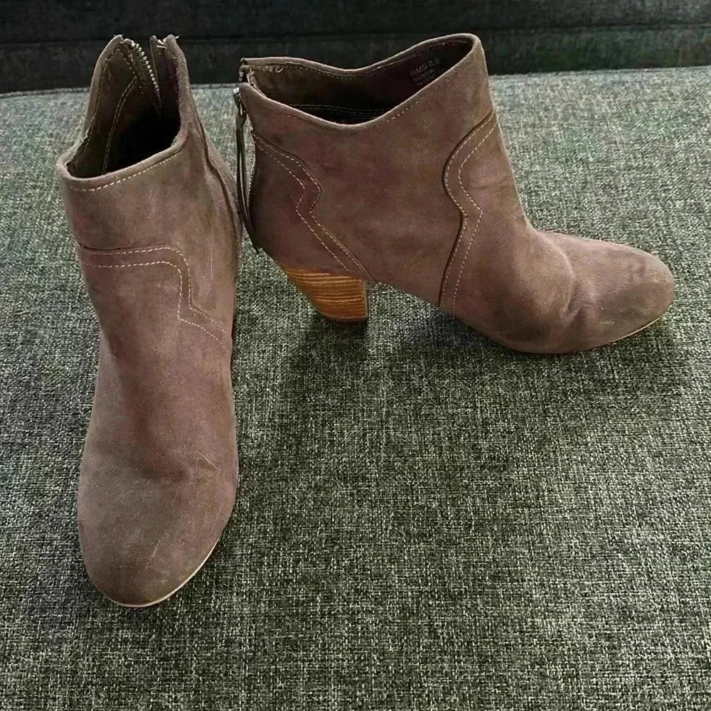 Size 8.5 Brown Suede Report back zipper ankle booties